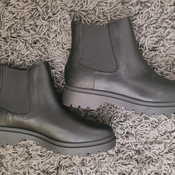 Leather booties 🖤 on trend lug sole 🖤 Chelsea - Picture 2 of 5